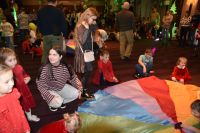 Dzieci podczas zabaw na Balu Mikołajkowym z Mszczonowskim Ośrodkiem Kultury.