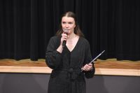 Agata Klimczak- Kołakowska z Mszczonowskiego Ośrodka Kultury zapowiada przedstawienie i koncert.