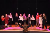 Artyści na scenie podczas koncertu.