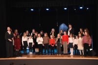 Grupy artystyczne podczas występu na scenie Mszczonowskiego Ośrodka Kultury.