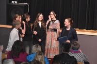 Młodzi aktorzy w trakcie przedstawienia na scenie MOK.