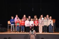 Aktorzy w trakcie koncertu kolęd, pastorałek i przedstawienia "Nowa Opowieść Wigilijna".