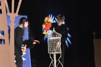 Dwoje aktorów na scenie, w tle scenografia.