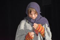 Uczennica odgrywająca rolę "Dziewczynki z zapałkami".