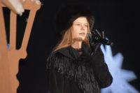 Młoda aktorka podczas wykonywania utworu.