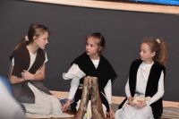 Dziewczynki przy symbolicznym ognisku w trakcie Jasełek.