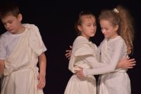 Aktorzy na scenie MOK podczas Przeglądu Jasełkowego.