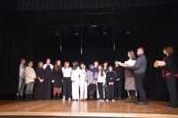 Wręczenie nagród po zakończonych Jasełkach.