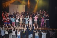 Grupa teatralna podczas wykonywania piosenki w musicalu "Zaloguj przeszłość".