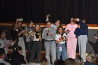 Dzieci podczas występu w musicalu.