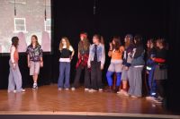 Młodzież na scenie podczas musicalu.