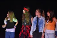 Cztery wokalistki podczas przedstawienia.