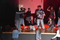 Dzieci w trakcie musicalu.