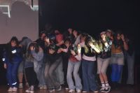 Tańcząca młodzież podczas musicalu.