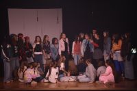 Grupa aktorów podczas przedstawienia.