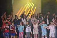 Dzieci w trakcie tańca w musicalu "Zaloguj Przeszłość"