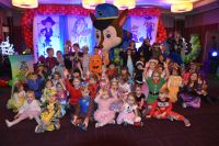 Uczestnicy balu we wspólnej fotografii.