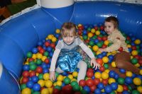 Dwoje dzieci podczas zabawy w kulkach.