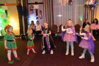 Dzieci tańczące podczas balu.
