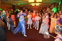 Dzieci tańczące podczas balu.