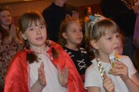 Dzieci w przebraniach podczas zabawy.