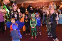 Dzieci w trakcie zabawy z animatorką.