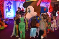 Gość zabawy, uwielbiany przez najmłodszych maskotka- piesek z dziećmi.