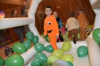 Dzieci podczas zabawy w "tunelu z kulkami".