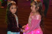 Zabawy dzieci na balu.