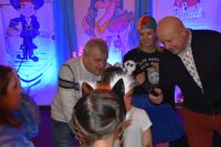 Burmistrz Mszczonowa Łukasz Koperski i Przewodniczący RM podczas balu witają dzieci.