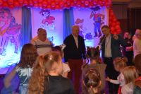 Burmistrz Mszczonowa i Przewodniczący Rady Miejskiej oraz Kierownik MOK witają dzieci.