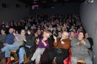 Publiczność podczas występu kabaretu.