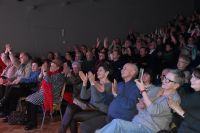 Publiczność podczas występu kabaretu.