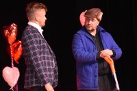 Dwóch aktorów Kabaretu Czwarta Fala w trakcie skeczu o rolniku i obcokrajowcu.