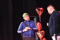 Dwóch aktorów podczas skeczu o kreatywnym pedagogu.