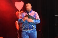 Aktor z Kabaretu Czwarta Fala na scenie Mszczonowskiego Ośrodka Kultury.