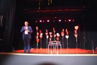 Kierownik MOK Marek Baumel zapowiada występ Kabaretu Czwarta Fala.