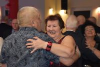 Mężczyzna i kobieta podczas potańcówki.