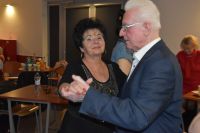 Kobieta i mężczyzna podczas tańca.