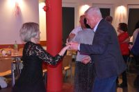 Goście potańcówki w trakcie zabawy.