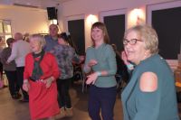 Grupa tańczących osób podczas trwania imprezy MOK.