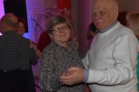 Goście potańcówki w trakcie zabawy.