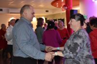 Goście potańcówki w trakcie zabawy.