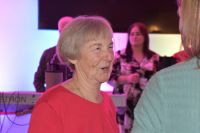 Kobieta w trakcie rozmowy.