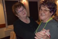 Goście potańcówki w trakcie zabawy.