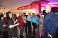 Grupa gości w trakcie zabawy.