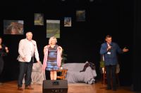 Zakończenie przedstawienia, na scenie dwoje artystów i kierownik MOK Marek Baumel.