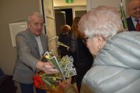 Przewodniczący Rady Miejskiej Mszczonowa Waldemar Suski wręcza kwiaty kobietom.