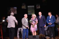 Artyści w towarzystwie samorządowców i kierownictwa MOK.