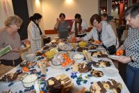 Poczęstunek podczas Dnia Kobiet w MOK.